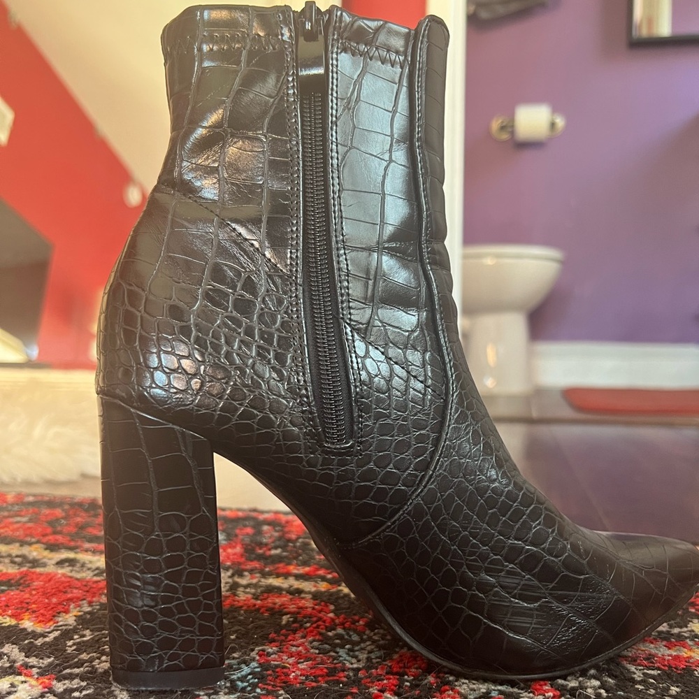 SIZE 38 BLACK HEELED BOOTS 👢
